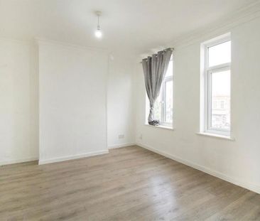 3 bedroom flat to rent - Photo 6