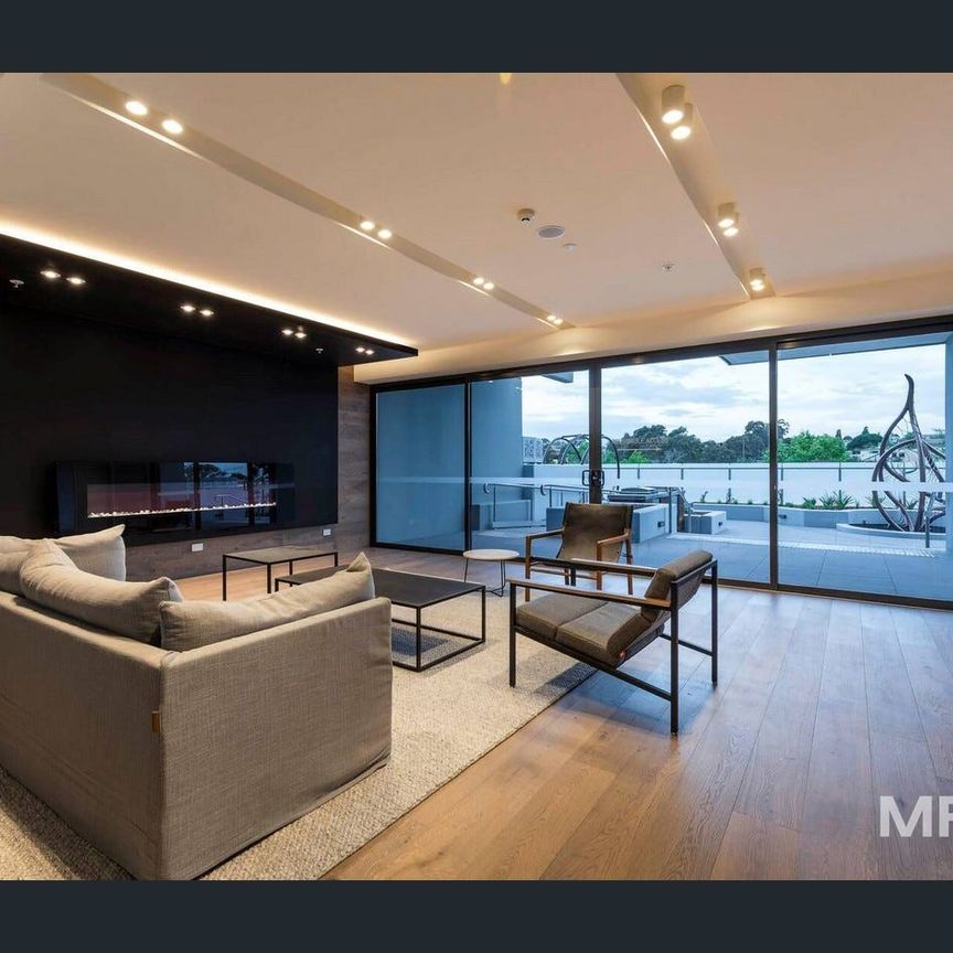 Designer living in a convenient location - Photo 1