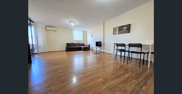 Furnished Modern 2 bedroom apartment - Photo 1