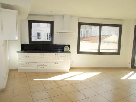 Location Appartement 2 pièces 42m² MARSEILLE 7ème - Photo 2
