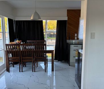 Charming 3BR Hillpark Haven - Photo 3