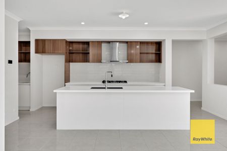 Immaculate Family Living in the Heart of Tarneit - Photo 3