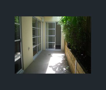 Stylish Courtyard Apartment inc. Separate Storage! - Photo 6