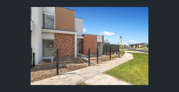 Brand new, modern townhouse living! - Photo 1