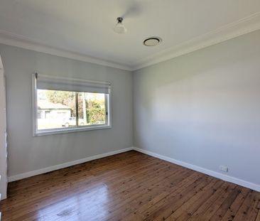 Charming 2 Bed Cottage with Ducted A/C - Photo 3