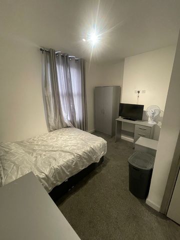 7 bed semi-detached house to rent in Midland Road, Gloucester, GL1 - Photo 2
