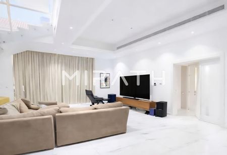 Spacious Modern Villa | Prime Location - Photo 3