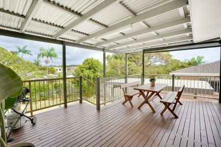 Secure Family Home in the Heart of Southport ! - Photo 3