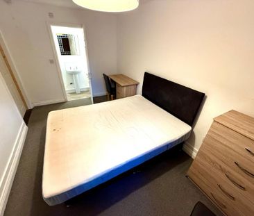 1 bedroom in a house share to rent - Photo 2