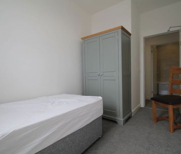 Flat Garland Place, Dundee - Photo 1