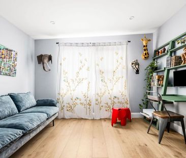 Stylish Terrace in an Ultra-Convenient Lifestyle Location - Photo 2