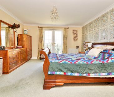 5 bedroom Detached House to let - Photo 4