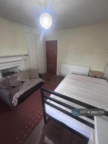 1 bedroom in a house share to rent - Photo 2