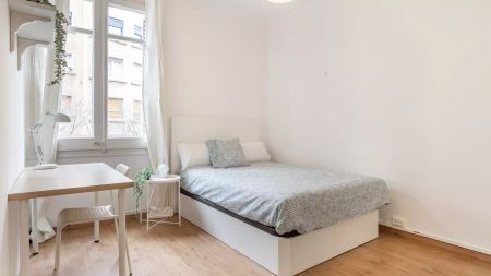 Room in a shared 4-bedroom apartment for rent in La Sagrada Familia, Barcelona. - Foto 5