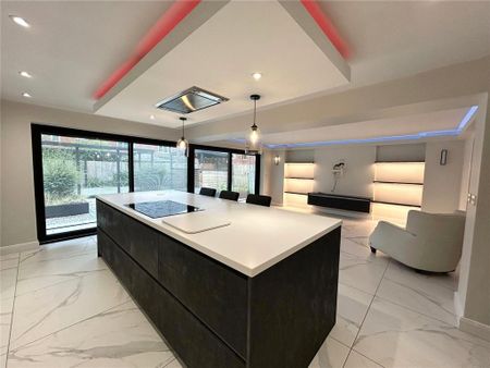 5 bedroom detached house to rent - Photo 2