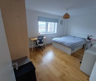 Room in a Shared Flat, William Whiffin Square, E3 - Photo 1