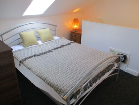 We are pleased to offer To Let this quiet, clean and comfortable ground floor one bedroom flat on Noster View in Beeston, LS11. AVAILABLE DECEMBER 2025 - Photo 5