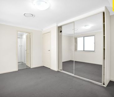 WELL MAINTAINED THREE BEDROOM TOWNHOUSE! - Photo 2