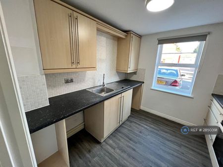 2 bedroom flat to rent - Photo 2