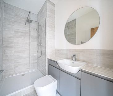 A lovely modern one bedroom flat close to the train station and cit... - Photo 3