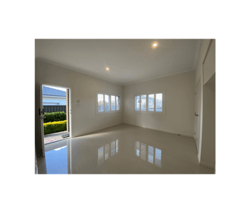 ** GREAT LOCATION 2 Bed Modern Granny House** - Photo 1