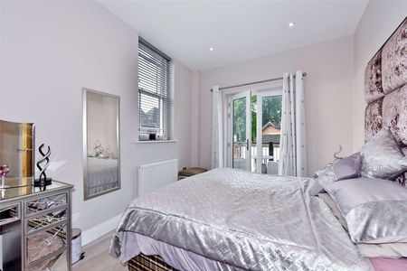 Located just off the Marlow High Street is this spacious two bedroom apartment with gated parking for one car - Photo 4