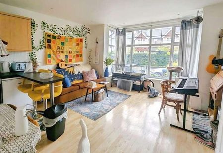 York Road, Woking, Surrey, GU22 - Photo 2