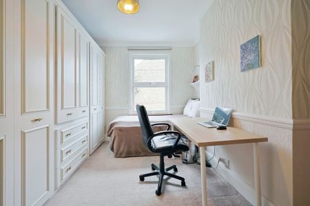 A stunning four-bedroom family home located moments close to Hammersmith and the River Thames - Photo 4