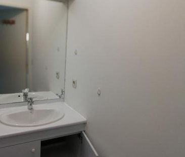 Location Appartement 3 pièces 64m² PONT ST ESPRIT 30130 - Photo 2