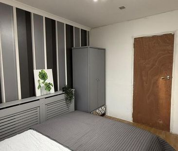 1 bedroom in a flat share to rent - Photo 2