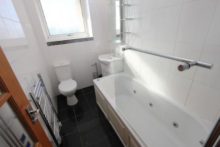 3 bedroom apartment to rent - Photo 3