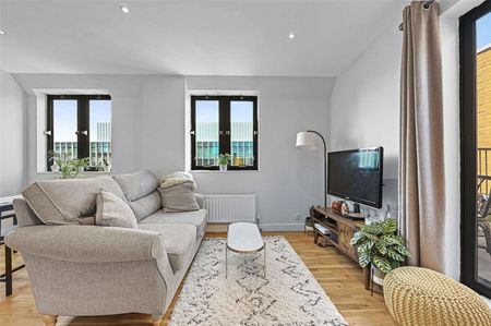 A well presented one bedroom apartment with a roof terrace in an absolutely superb location between Smithfield and Barbican. - Photo 2