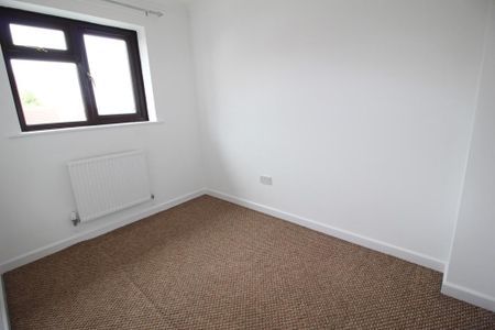 3 bedroom end of terrace house to rent - Photo 2