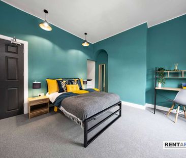🏡 A Stylish Slice of Town Centre Living – Just 4 Stunning Rooms Up ... - Photo 2