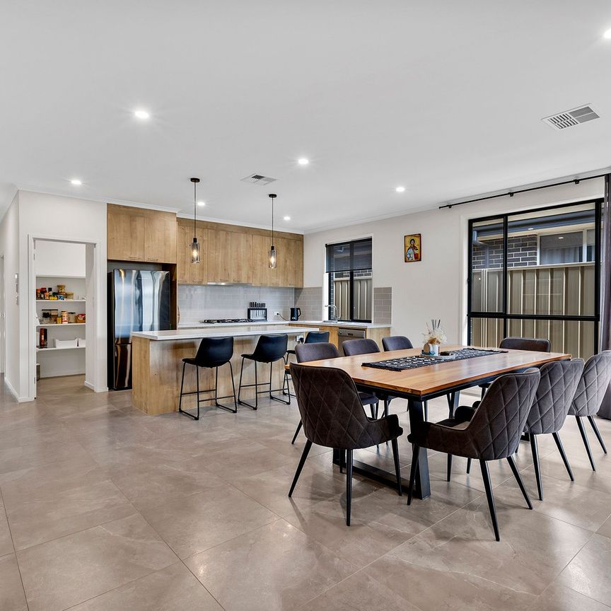 Stunning executive home - Photo 1