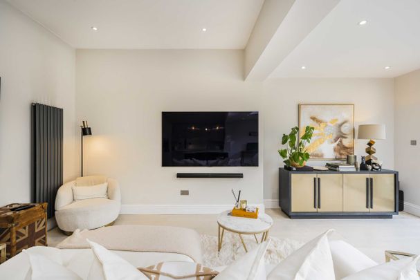 Oakwood Road, West Wimbledon, SW20, London - Photo 1