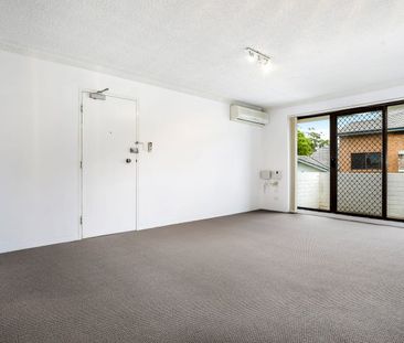 Spacious, 2-Bedroom Unit in Quiet Well-Maintained Block - Photo 2