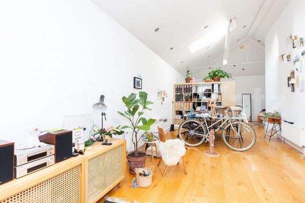 Large studio space with balcony and roof terrace in the heart of Bethnal Green - Photo 1