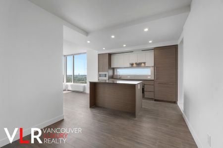 Condo in Surrey, BC - Photo 4