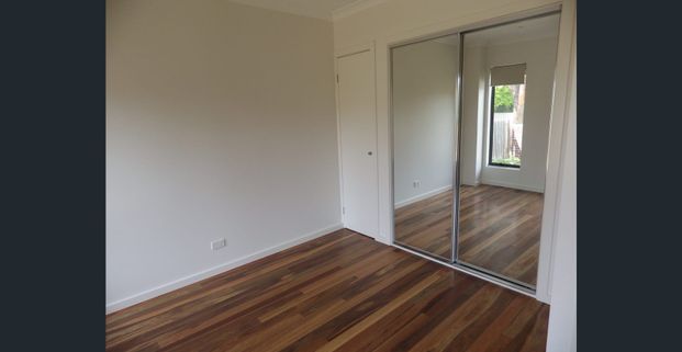 Spacious Ground-Floor Apartment with Private Courtyard & Lock-Up Garage - Photo 1
