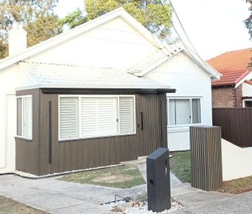 Style and Comfort, Fully Renovated & Architecturally Designed 4 Bed... - Photo 2