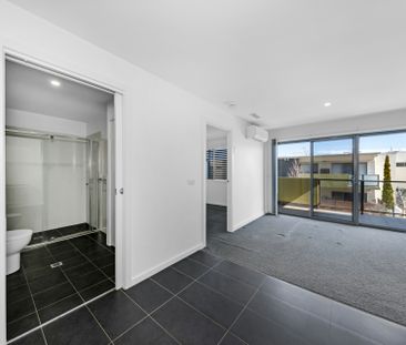 Modern One Bedroom Apartment With Separate Study - Photo 3