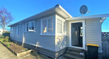 Bright Family Home - Photo 2