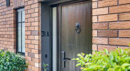Stylish Executive Fully Furnished Townhouse in Prime Location! - Photo 5