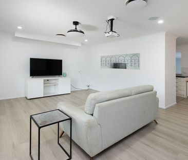 Spacious Family Home with Entertainer’s Retreat - Photo 3