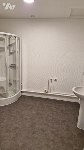 Un appartement de plain pied en plein centre de Forges Les Eaux, comprenant séjour, salle à man... - Photo 3