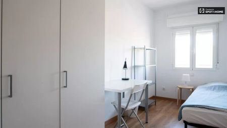 Neat room for rent in 3-bedroom apartment in Hortaleza - Photo 5