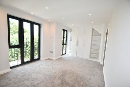 Oak End Way, Gerrards Cross, Buckinghamshire,SL9 - Photo 2