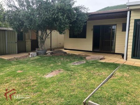 11 Lincoln Street, Kensington Gardens SA 5068 - House For Rent - $590 | Domain - Photo 2