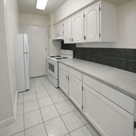 6800 Côte Saint Luc Road, 2 bedroom apartment! - Photo 3